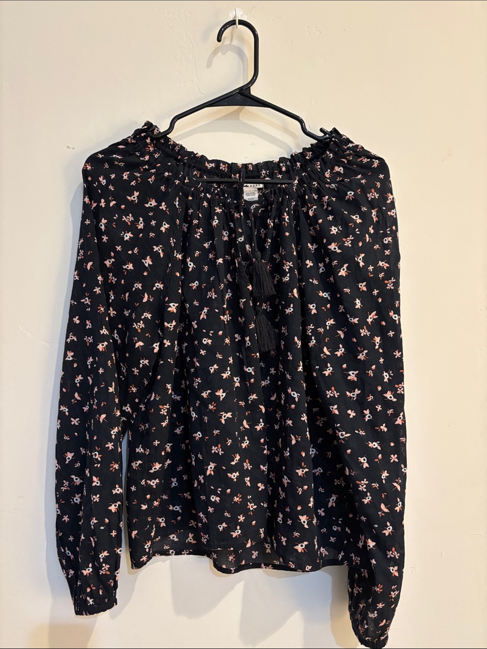 Billabong Black Floral Peasant Blouse with Tassel Tie size Medium v lightweight